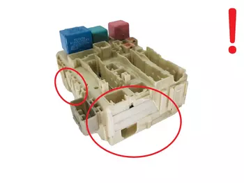82730-0D290   Boîtier fusibles Toyota