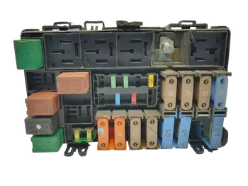 8200847683 Boîtier fusibles Renault