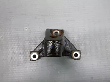 Łapa mocowanie 8200404275 2,0 dci M9R Trafic 2 Vivaro  Renault