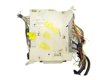 82730-53050 8273053050 Boîtier fusibles Lexus