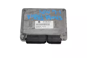 047 906 033 E Calculateur d’ ordinateur ecu Skoda