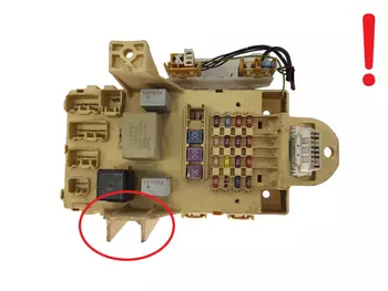82730-0D040 Boîtier fusibles Toyota